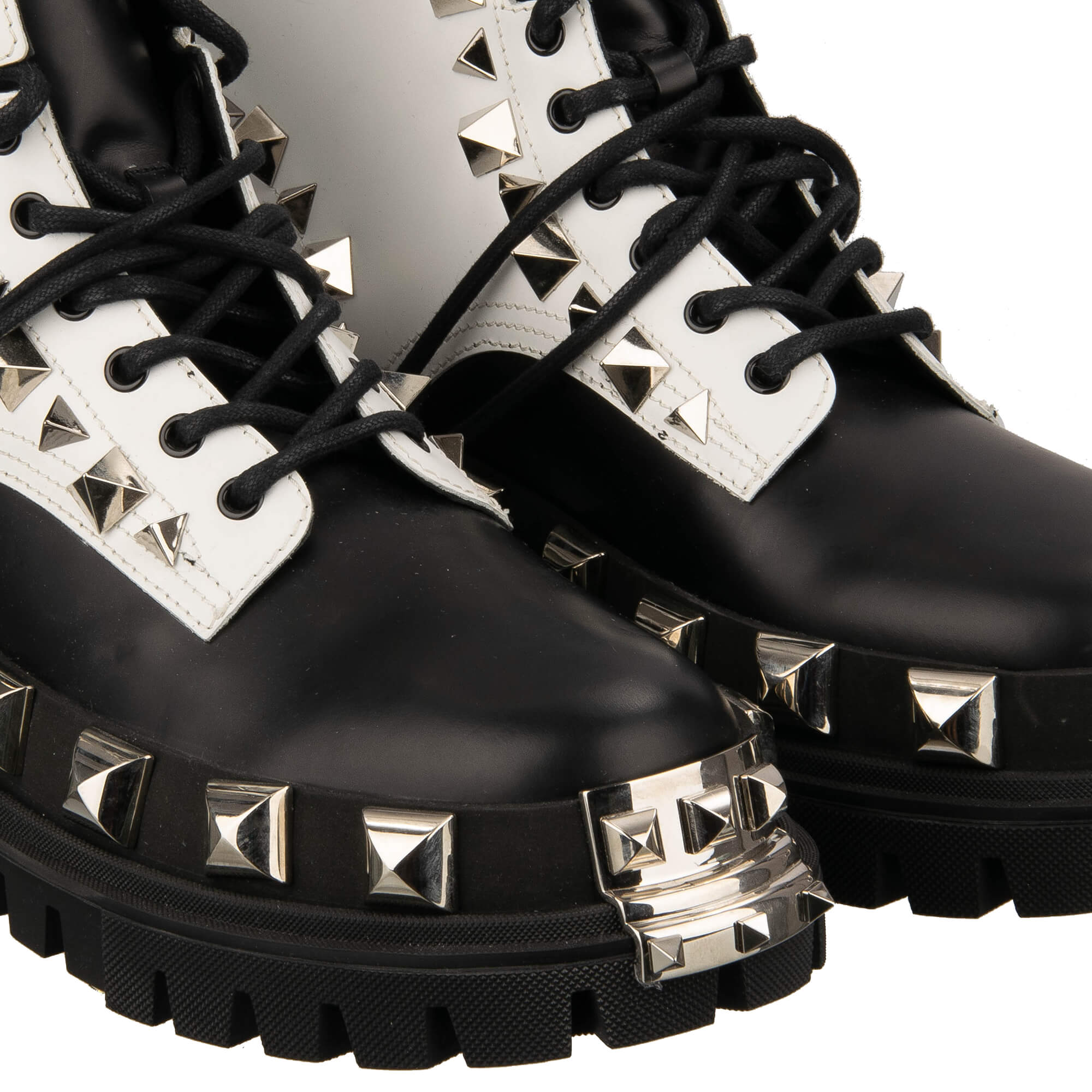 Leder Plateau Trekking Combat / Biker Stiefel mit überall verteilten Nieten in Schwarz und Weiß von DOLCE & GABBANA