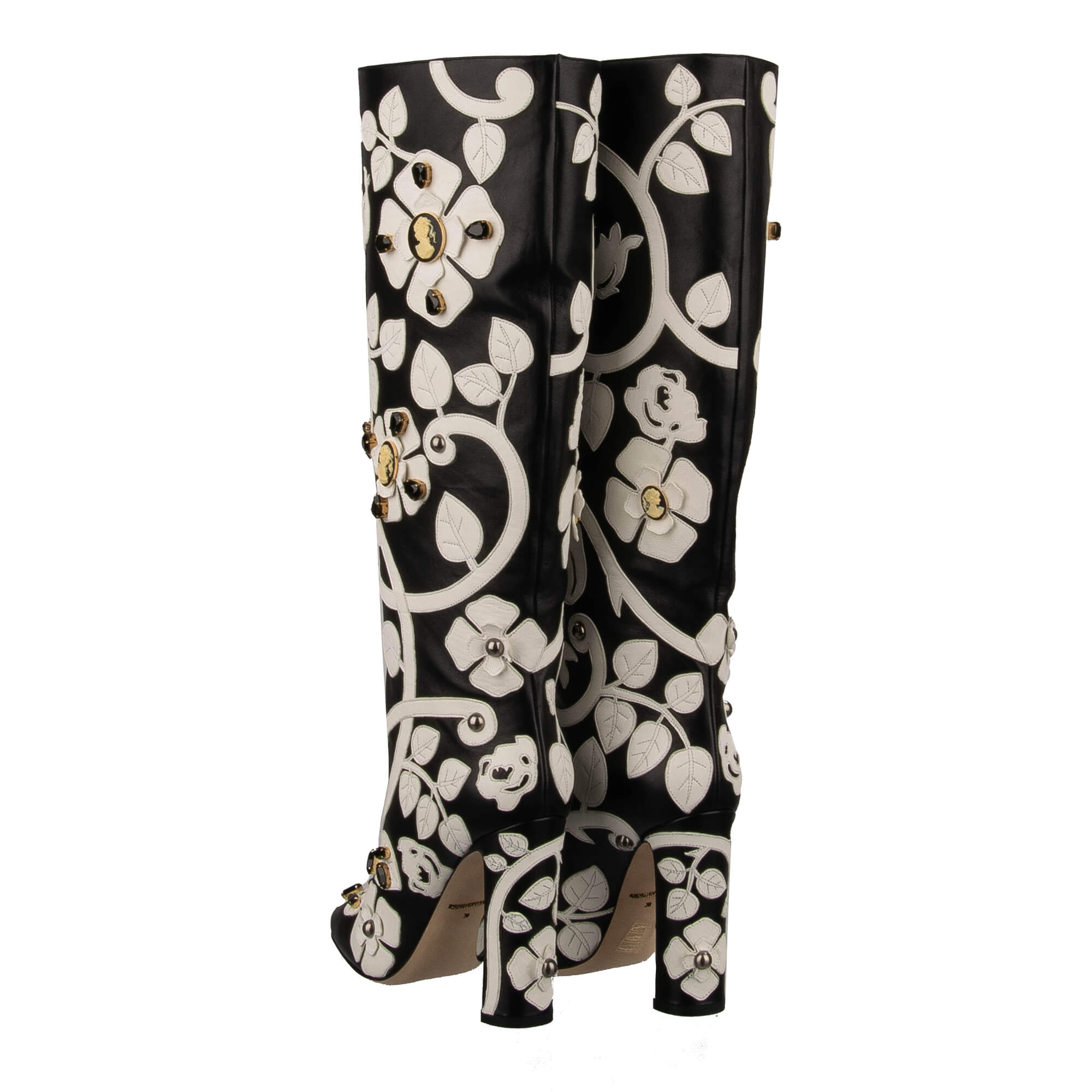 Stiefel aus Leder mit bestickten Blumen, Kristallen und Kameen in schwarz und weiß von DOLCE & GABBANA
