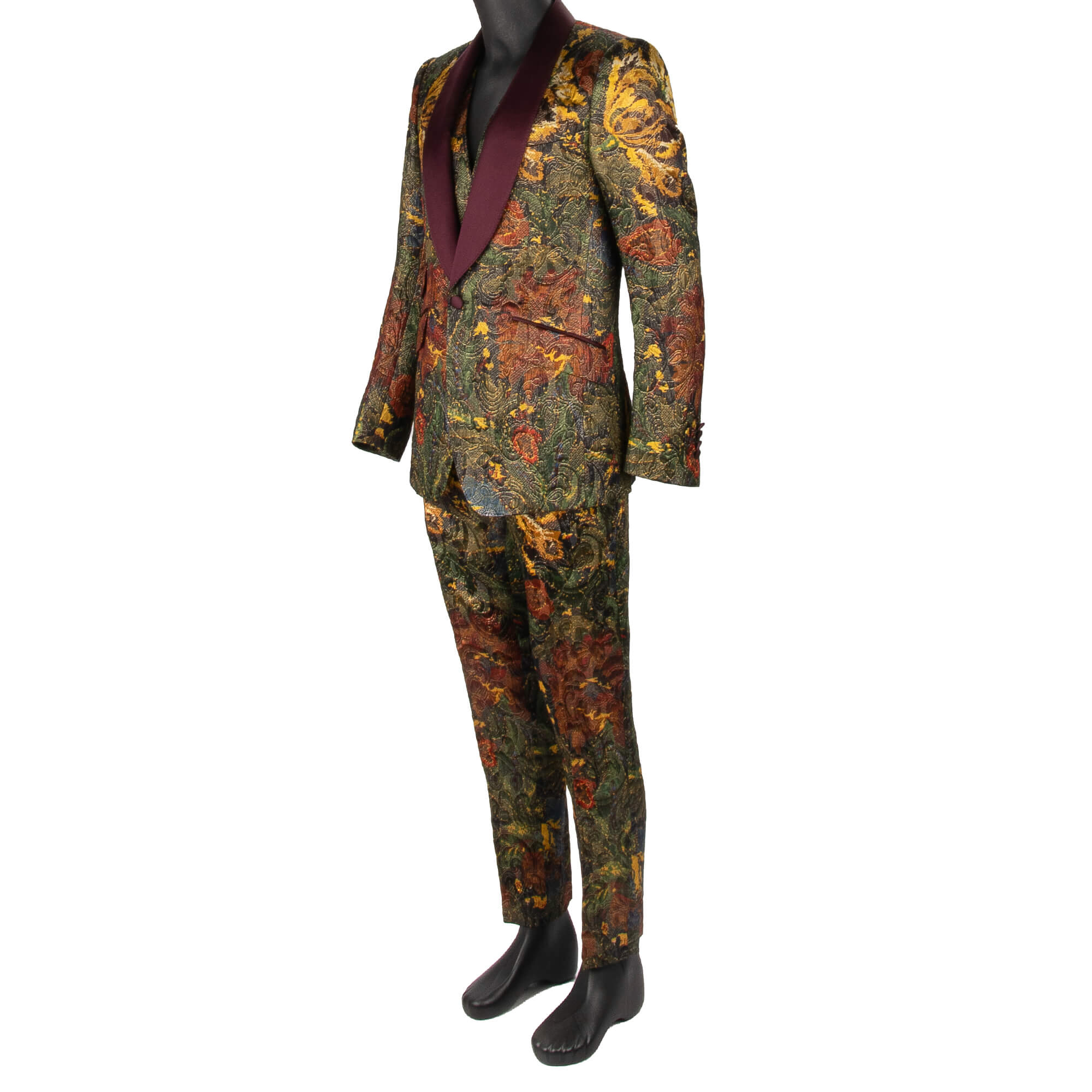 Baroqeu Jacquard 3 piece suit with peak lapel in gold and black by DOLCE & GABBANA 