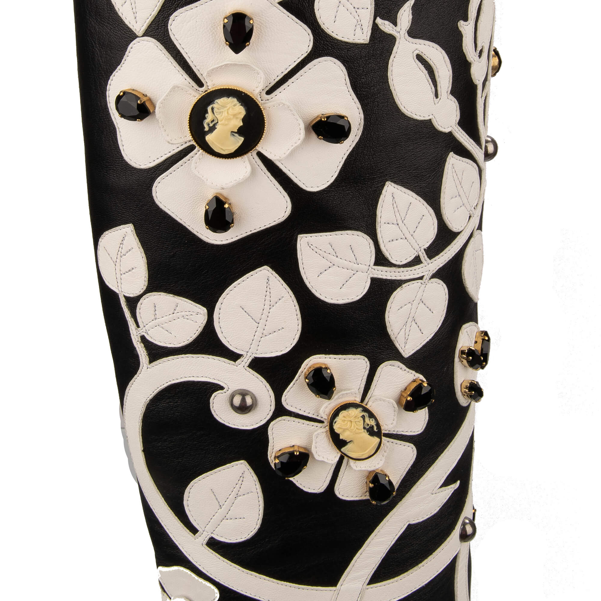 Stiefel aus Leder mit bestickten Blumen, Kristallen und Kameen in schwarz und weiß von DOLCE & GABBANA