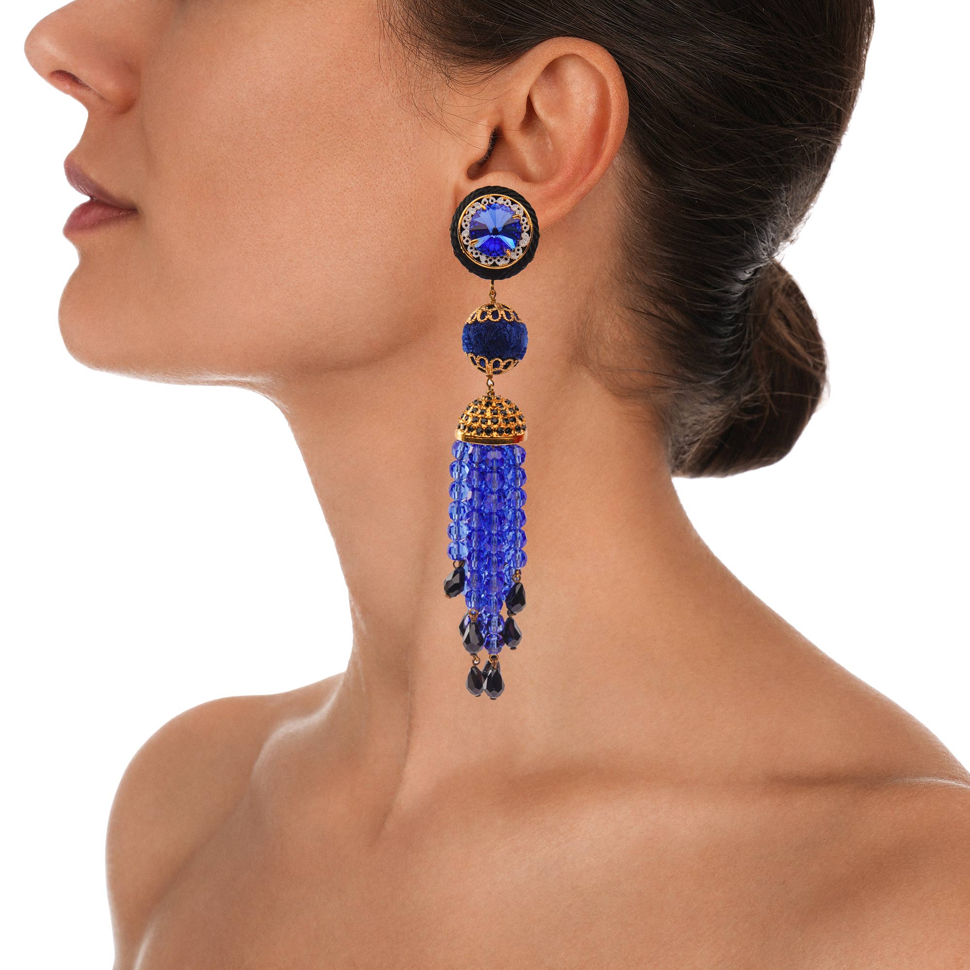 Chandelier Clip Ohrringe verziert mit Raffia, filigranen Elementen und Kristallen in blau, schwarz und gold von DOLCE & GABBANA 
