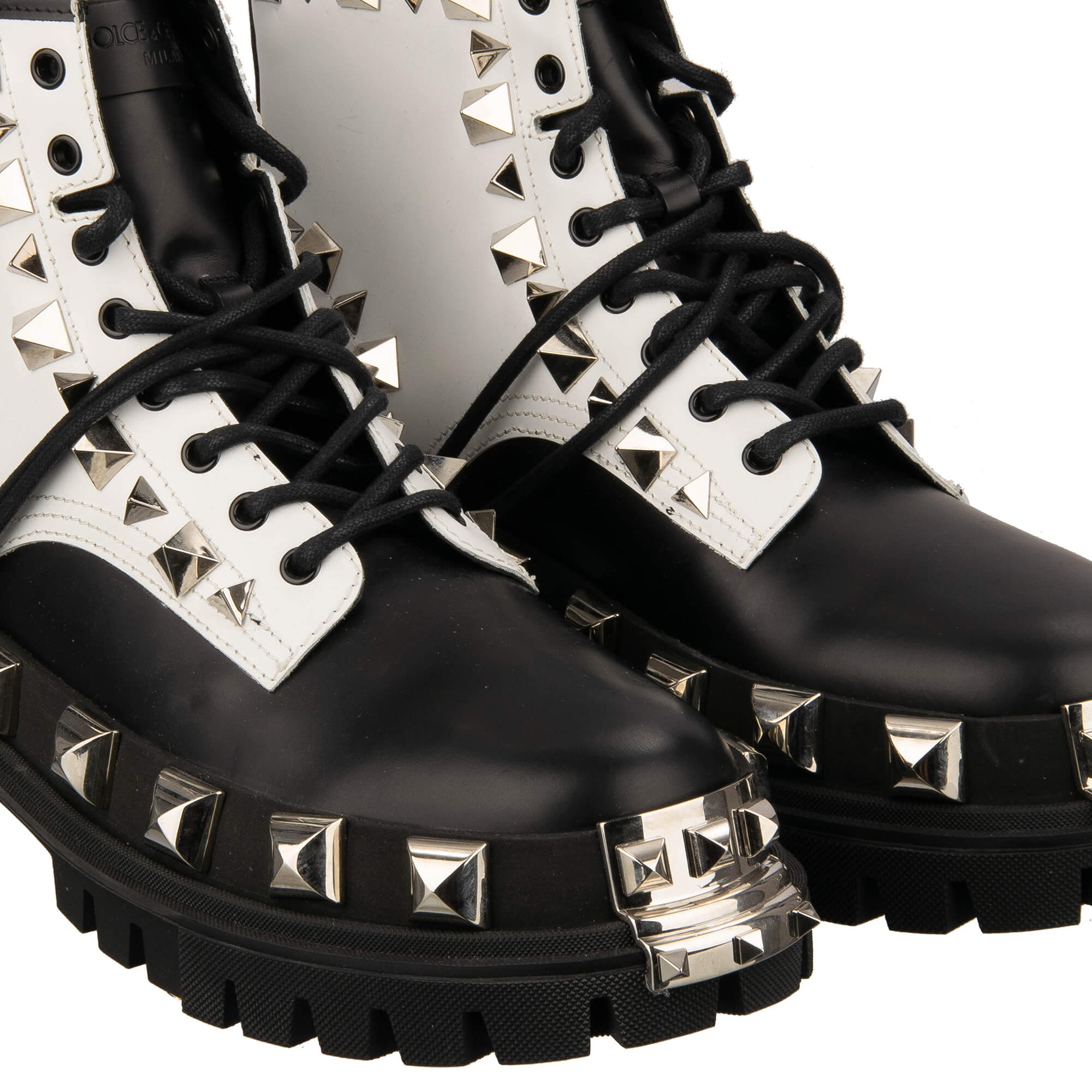 Leder Plateau Combat / Biker Stiefel mit Nieten, Perlen und DG Metall Logo in Schwarz und Weiß von DOLCE & GABBANA