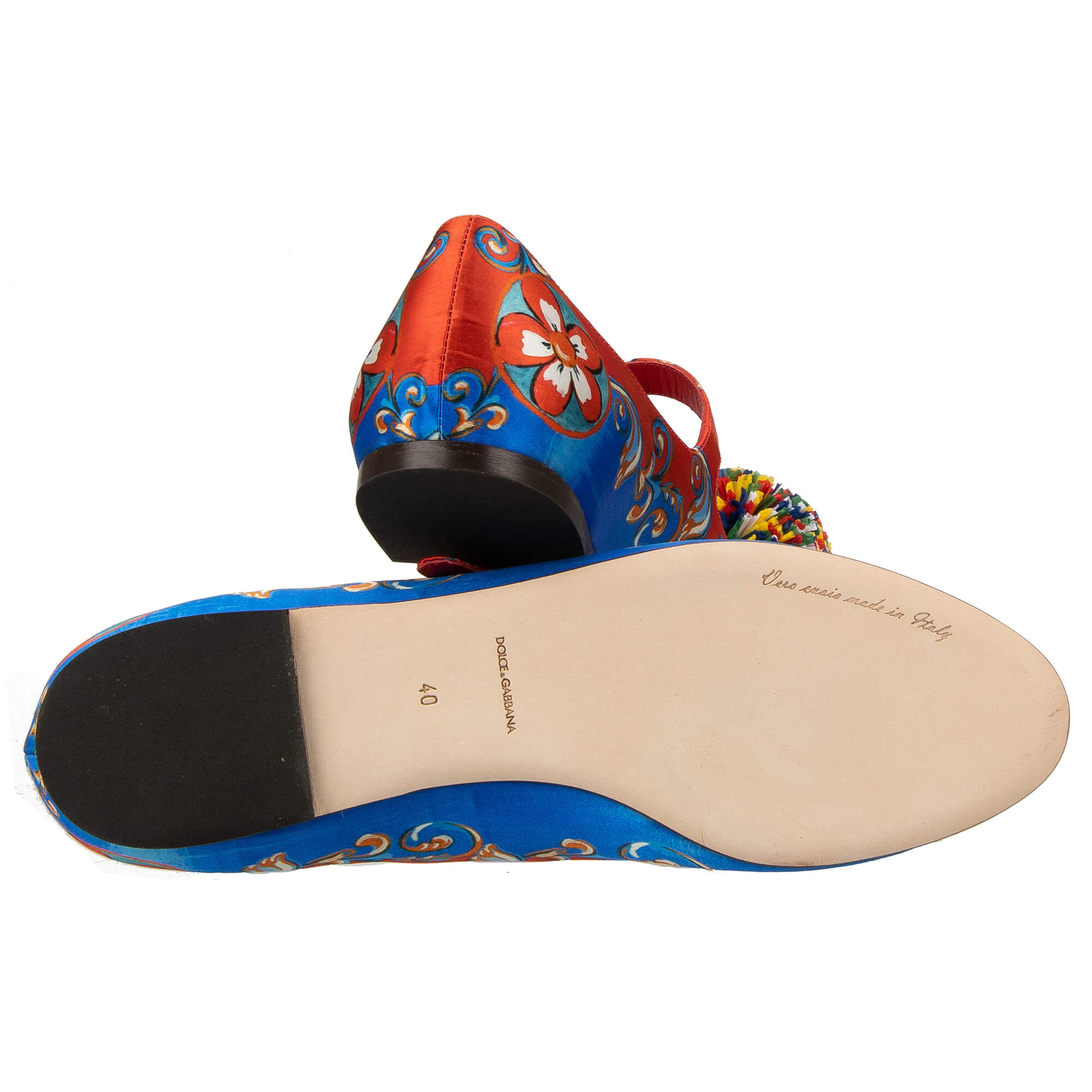 Carretto und Blumen Print Ballerinas aus Satin mit Pompon Brosche in Rot und Blau von DOLCE & GABBANA