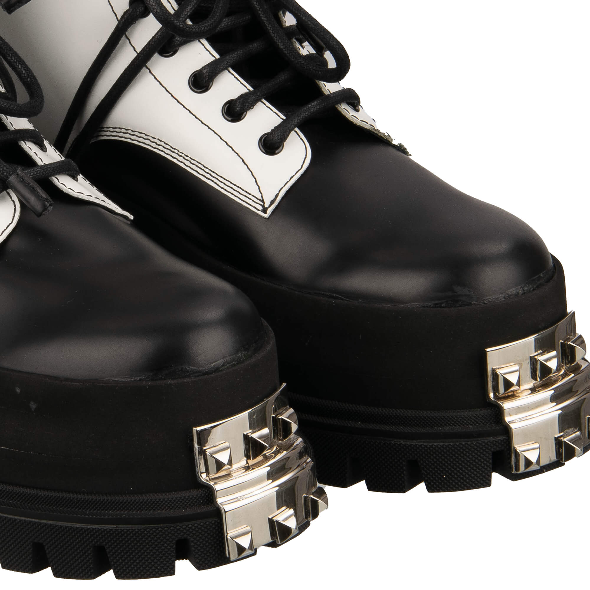 Leder Plateau Hi Trek Combat / Biker Stiefel mit Applikationen us Metall und großem DG Logo in Schwarz und Weiß von DOLCE & GABBANA