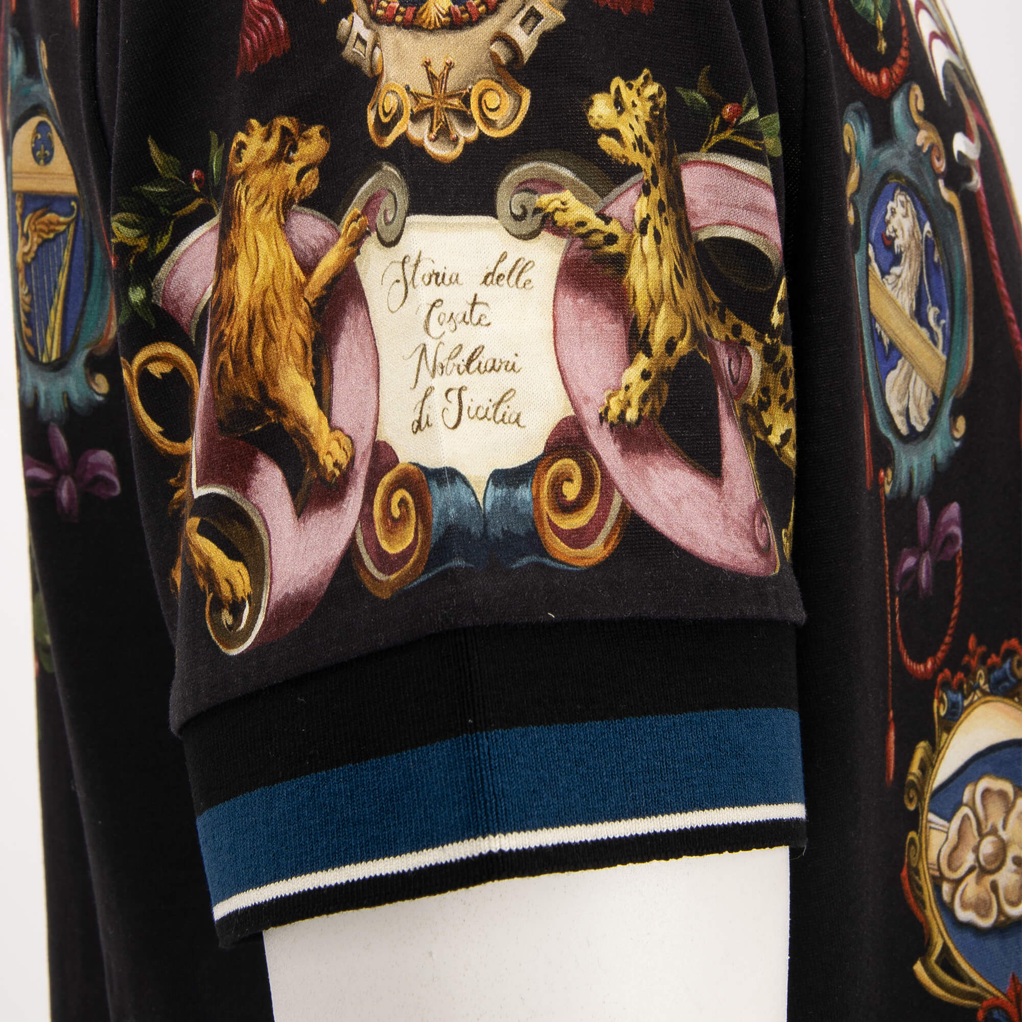 Baumwolle T-Shirt mit Royal Wappen Krone Löwe Print und gerippten Details in Schwarz von DOLCE & GABBANA
