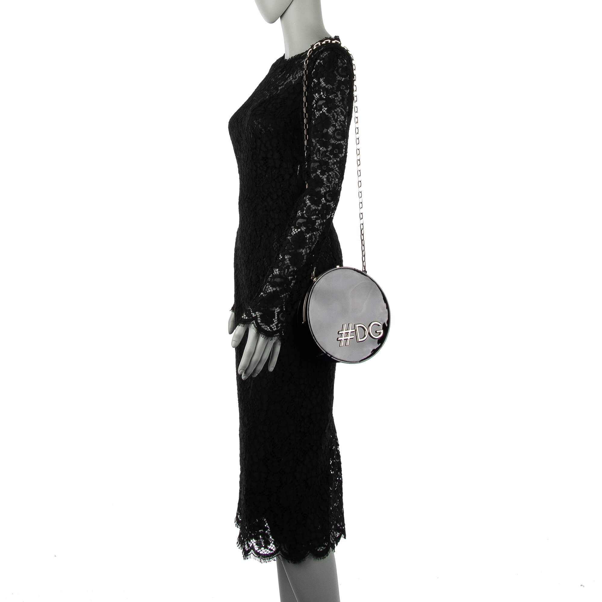 Schultertasche / Clutch DG GIRLS in Kreis-Form aus Lackleder mit großem #DG Hashtag und Kettenriemen aus Metall von DOLCE & GABBANA