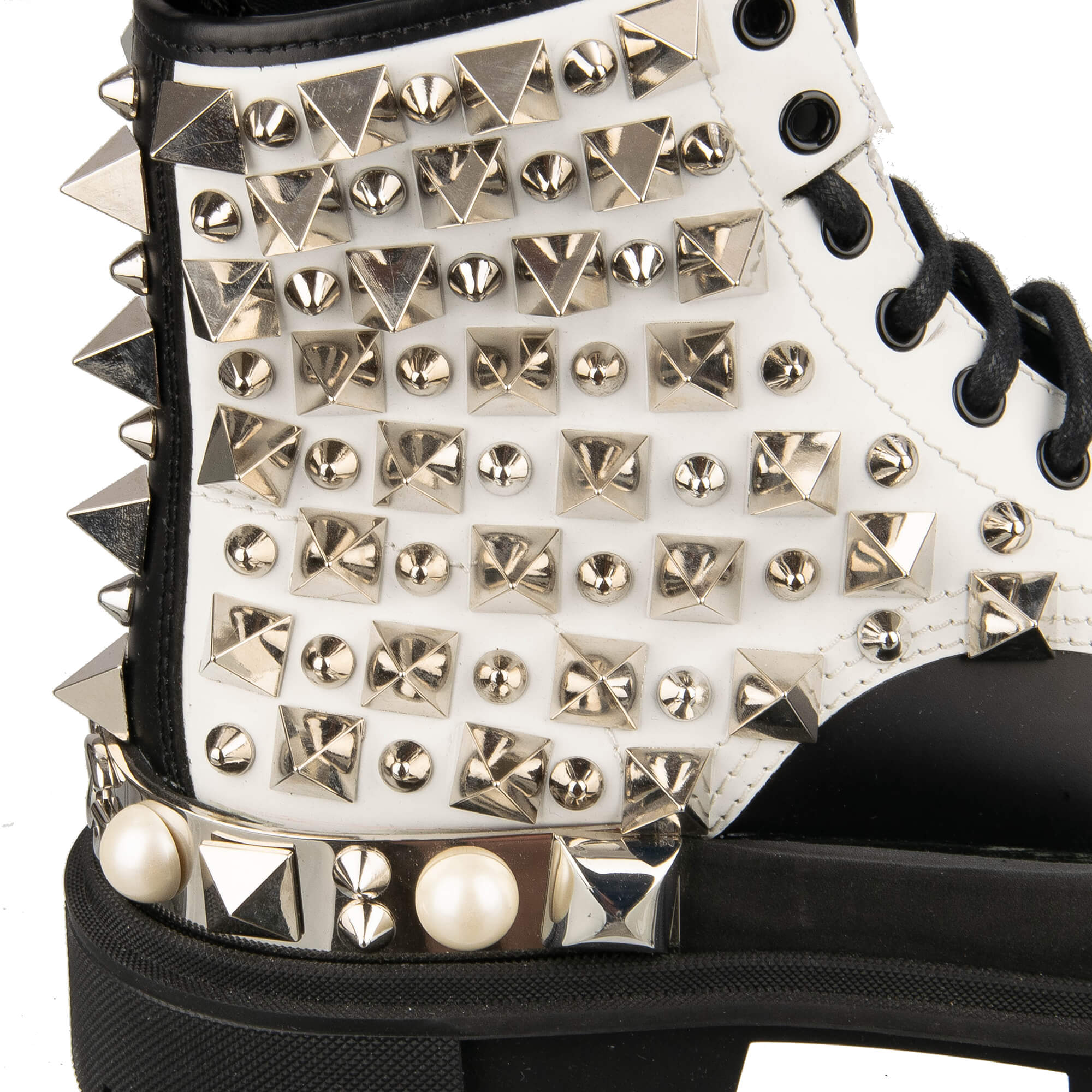 Leder Plateau Combat / Biker Stiefel mit überall verteilten Nieten, Perlen und DG Metall Logo in Schwarz und Weiß von DOLCE & GABBANA