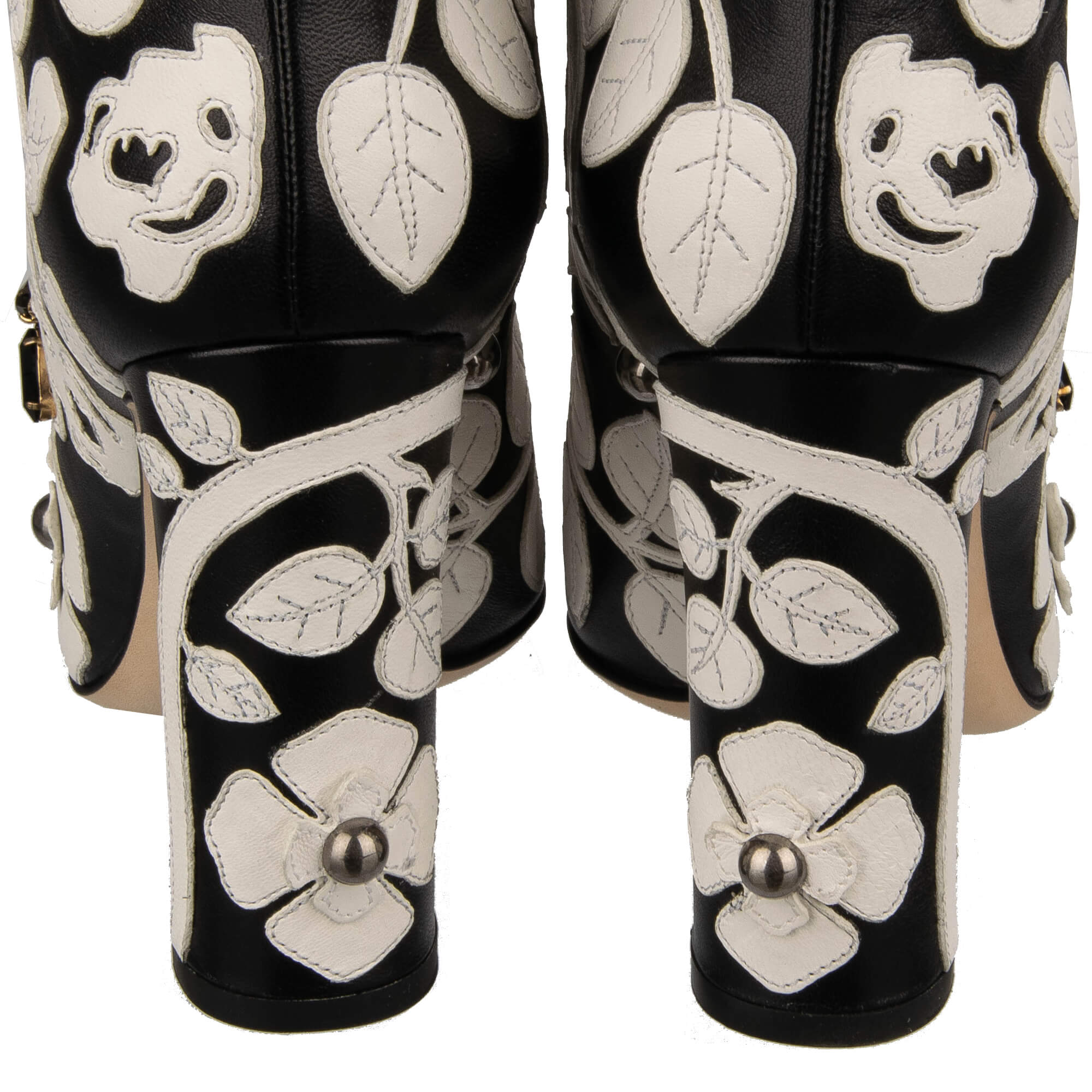 Stiefel aus Leder mit bestickten Blumen, Kristallen und Kameen in schwarz und weiß von DOLCE & GABBANA