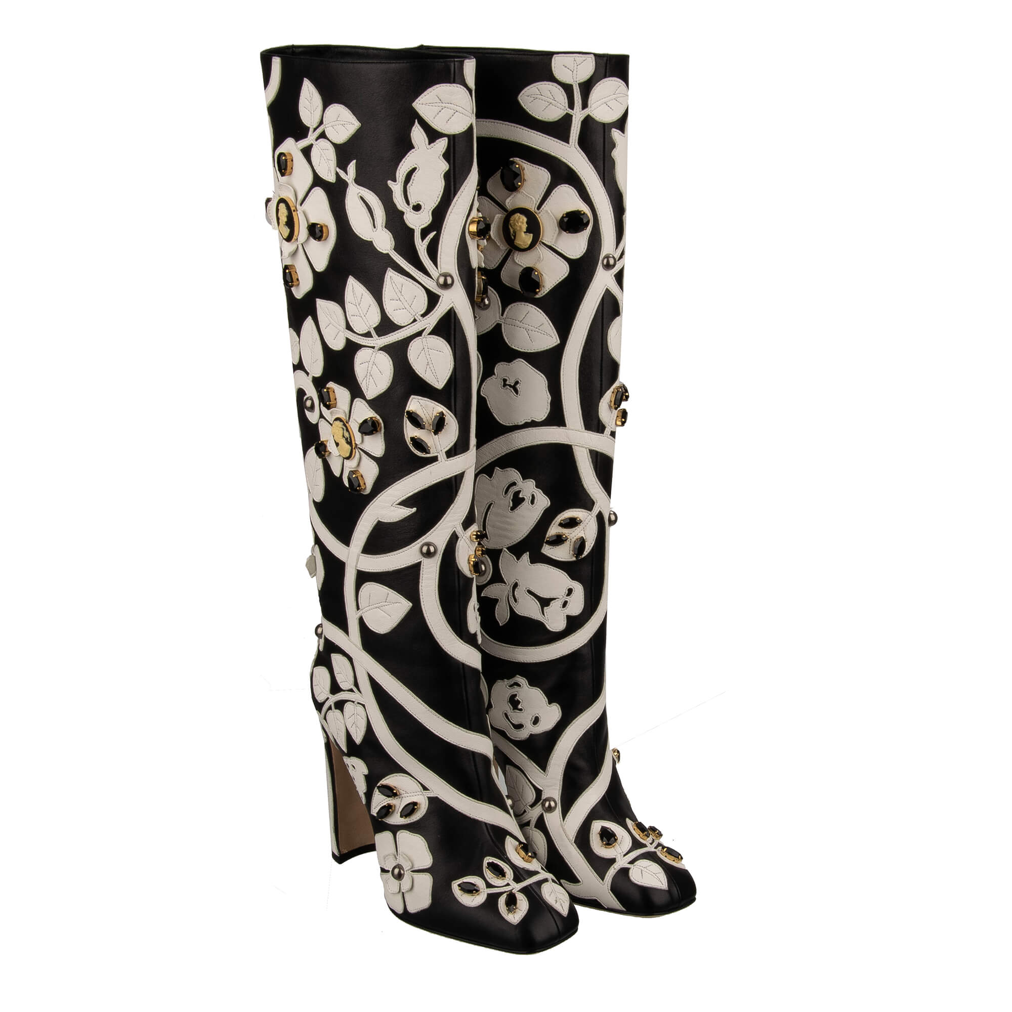 Stiefel aus Leder mit bestickten Blumen, Kristallen und Kameen in schwarz und weiß von DOLCE & GABBANA