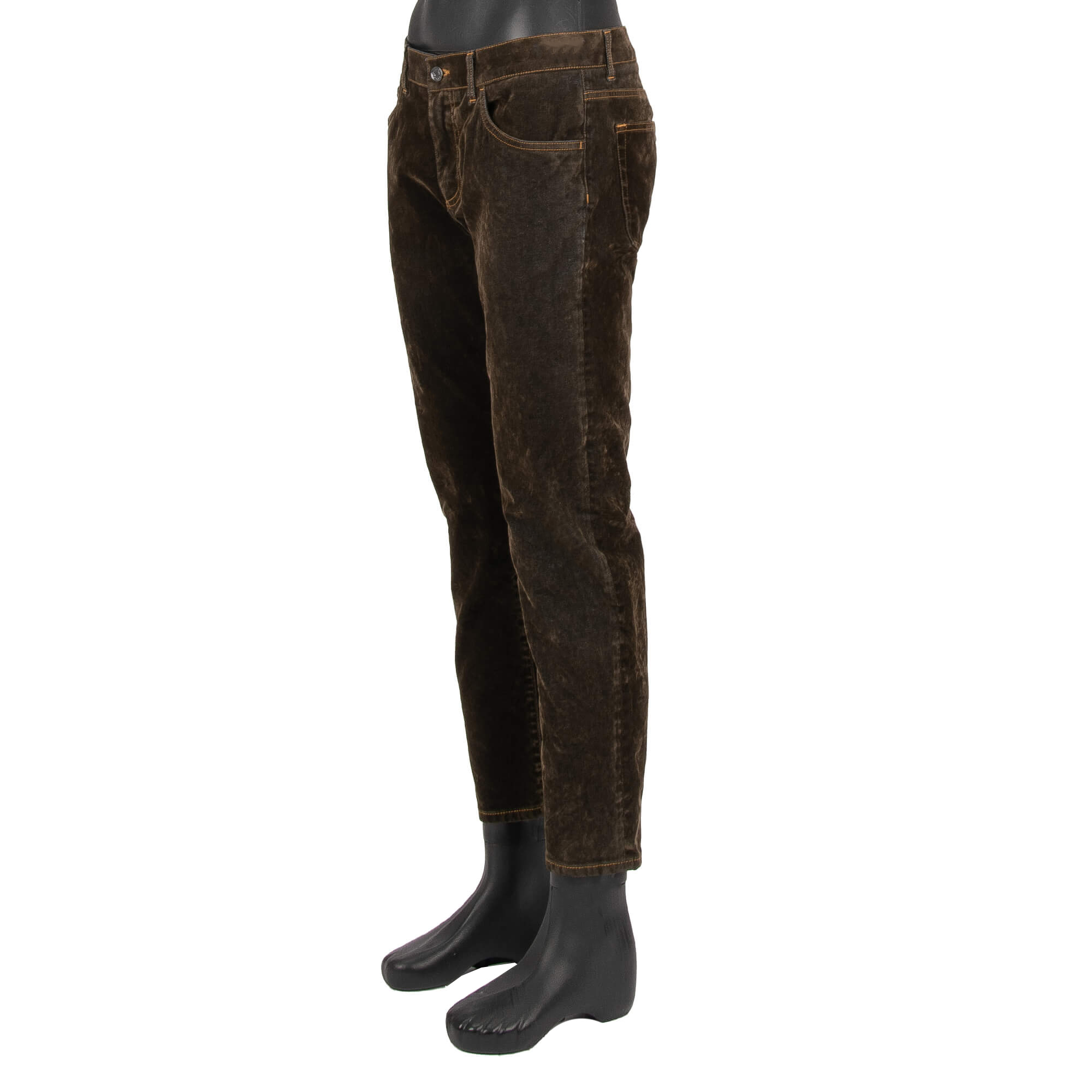 Schmal geschnittene 5-Pockets Jeans SLIM mit Samt Jeans Stoff und Metall Logo Schild in braun von DOLCE & GABBANA 