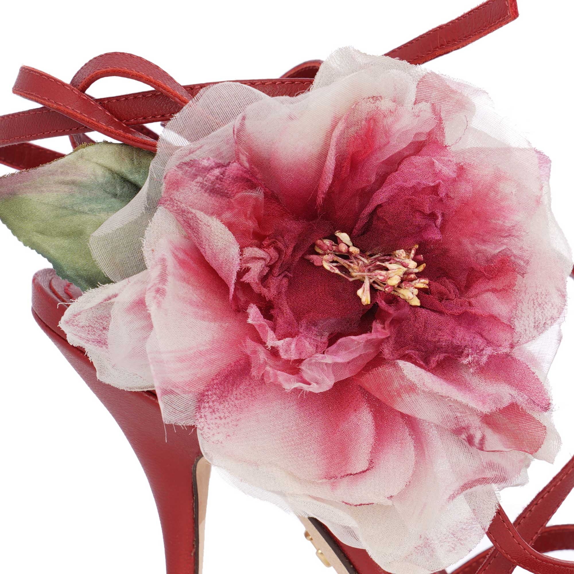 Leder Pumps Sandalen KEIRA mit Seide Pfingstrose und Riemchen in rot von DOLCE & GABBANA