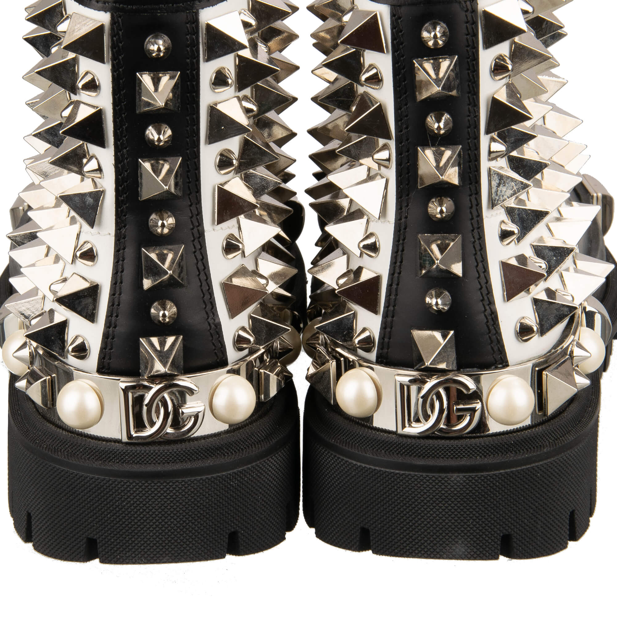 Leder Plateau Combat / Biker Stiefel mit überall verteilten Nieten, Perlen und DG Metall Logo in Schwarz und Weiß von DOLCE & GABBANA