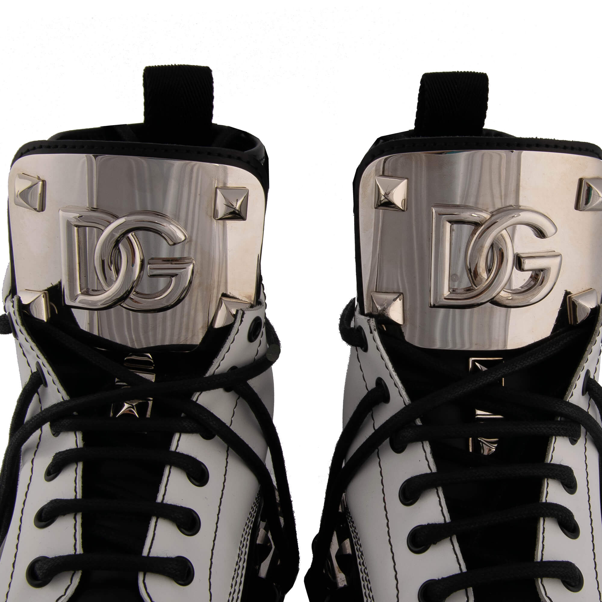 Leder Plateau Hi Trek Combat / Biker Stiefel mit Applikationen us Metall und großem DG Logo in Schwarz und Weiß von DOLCE & GABBANA