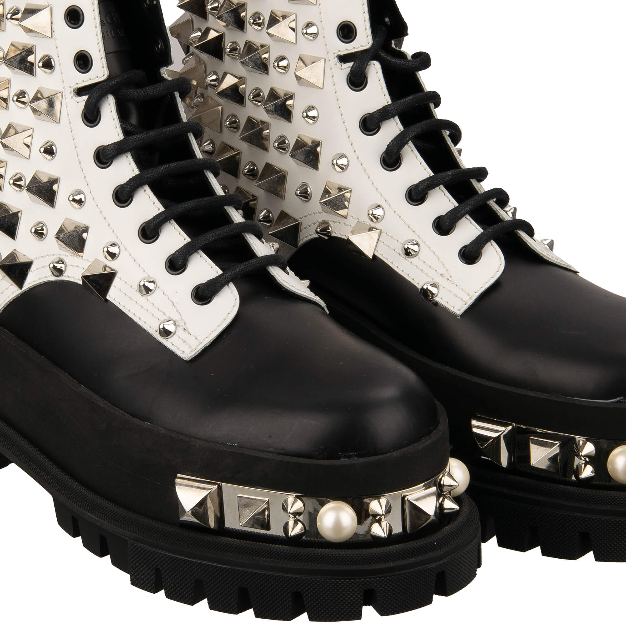 Leder Plateau Combat / Biker Stiefel mit überall verteilten Nieten, Perlen und DG Metall Logo in Schwarz und Weiß von DOLCE & GABBANA