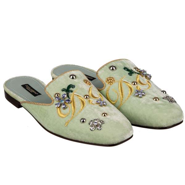 Pantoffeln Schuhe JACKIE aus Samt in Grün mit Gold besticktem Logo, Kristallen und Nieten von DOLCE & GABBANA