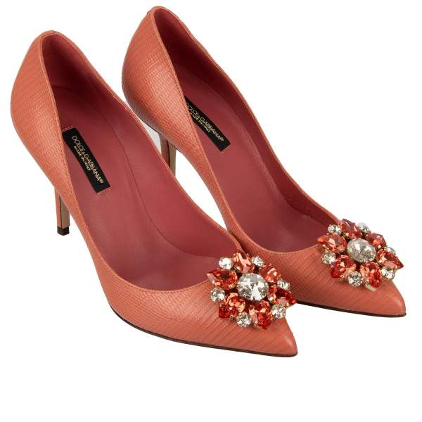 Spitzform Pumps BELLUCCI mit Kristallen Brosche aus Iguana Print Leder in Pink von DOLCE & GABBANA