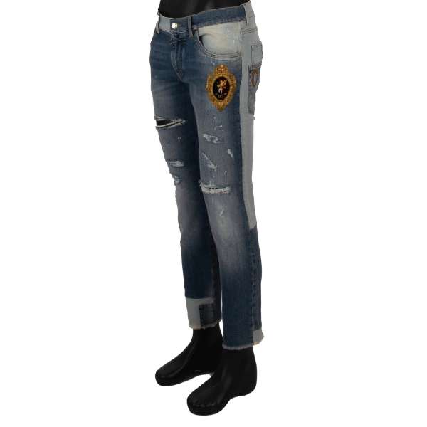 Distressed Schmal geschnittene SKINNY 5-Pockets Jeans mit Metallfasern Krone Löwe Logo Stickerei Patches und Metall Logo Schild in blau von DOLCE & GABBANA