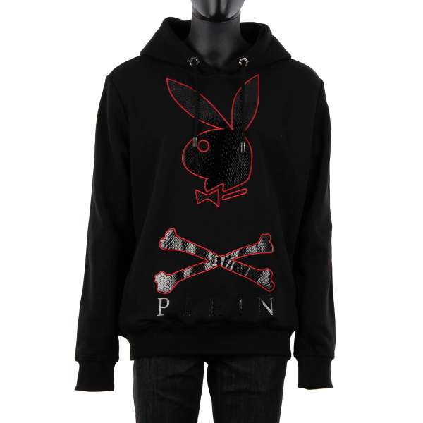 Kapuzenpullover mit Python-Effekt Applikation von Bunny Skull PLEIN Logo vorne in Schwarz-Rot und mit 'Playboy Plein' Applikation mit Python Effekt auf der Rückseite von PHILIPP PLEIN x PLAYBOY