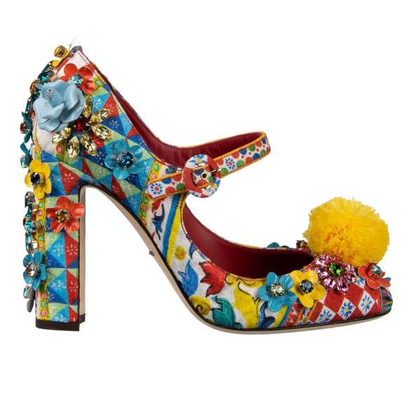 Brokat und Leder Mary Jane Pumps VALLY mit Carretto Print, Absatz mit Kristallen und Leder Blumen Dekorationen und Raffia Pom Pom in Blau, Weiß, Rot und Gelb von DOLCE & GABBANA Black Label