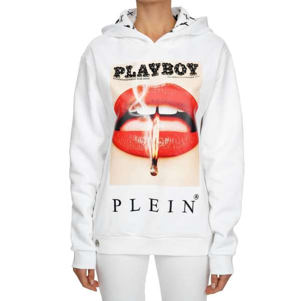 Kapuzenpullover für Damen mit PLAYBOY Schrift aus Kristallen und Magazin Cover von Lauren Young Lippen vorne und gedrucktem PLAYBOY PLEIN Schriftzug hinten von PHILIPP PLEIN X PLAYBOY