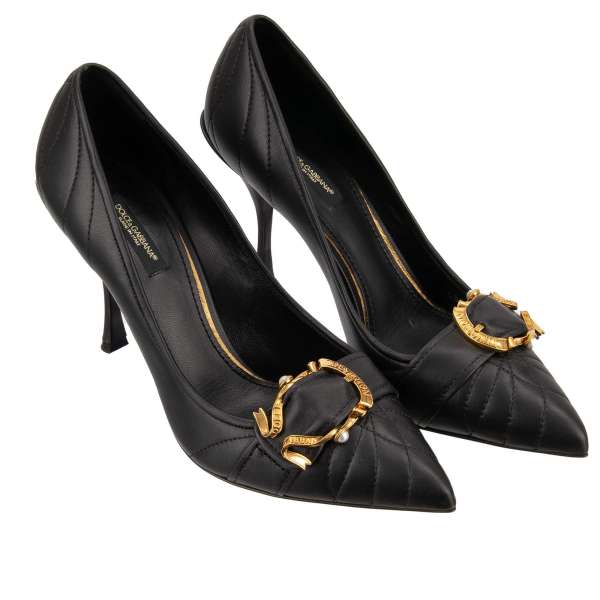 Spitzform Pumps LORI aus Leder in Schwarz mit DG Logo Devotion Perlen Metall Schnalle in Gold von DOLCE & GABBANA