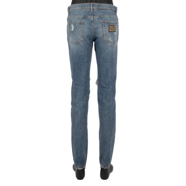 Distressed Schmal geschnittene SKINNY 5-Pockets Jeans mit Metall Logo Schild in blau von DOLCE & GABBANA