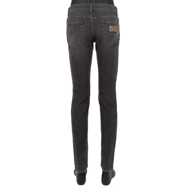Distressed Schmal geschnittene SKINNY 5-Pockets Jeans mit Metall Logo Schild in grau von DOLCE & GABBANACE & GABBANA