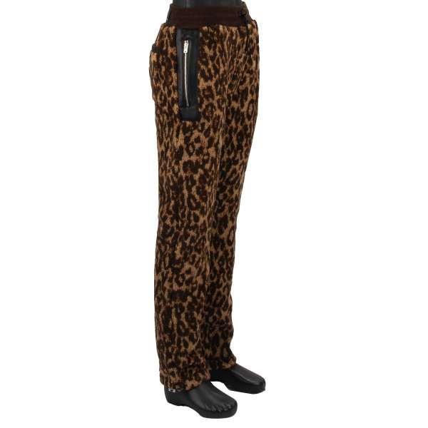Printed Leopard Fleece Kunstpelz Jogger Hoser mit Applikationen aus Leder und Taschen mit Reißverschluss in Braun und Schwarz von AMIRI