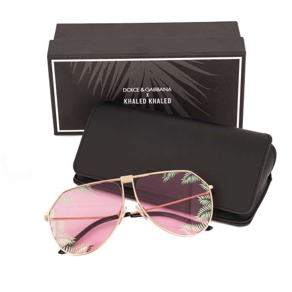 Pilot Stil Sonnenbrille DG 2248 aus Metall mit Palm Blättern Muster und Etui in Gold und Pink von DOLCE & GABBANA x KHALED KHALED 