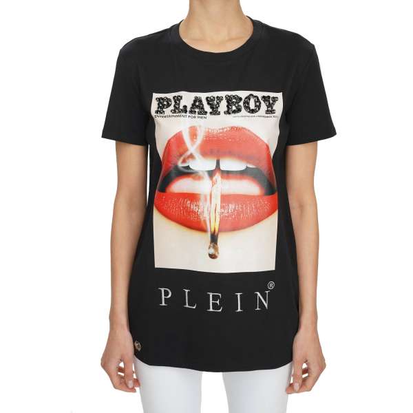 T-Shirt für Damen mit PLAYBOY Schrift aus Kristallen und Magazin Cover von Lauren Young Lippen vorne und gedrucktem PLAYBOY PLEIN Schriftzug hinten von PHILIPP PLEIN X PLAYBOY