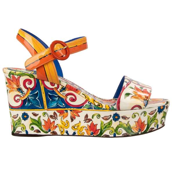 Plattform Sandalen BIANCA aus Lackleder mit Majolika Print in Orange, Weiß und Blau von DOLCE & GABBANA 