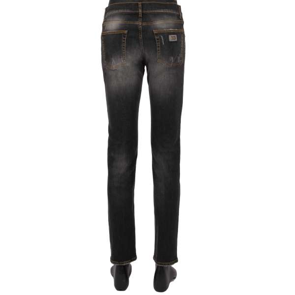 Distressed Schmal geschnittene Slim Fit 5-Pockets Jeans mit Metall Logo Schild in grau von DOLCE & GABBANA