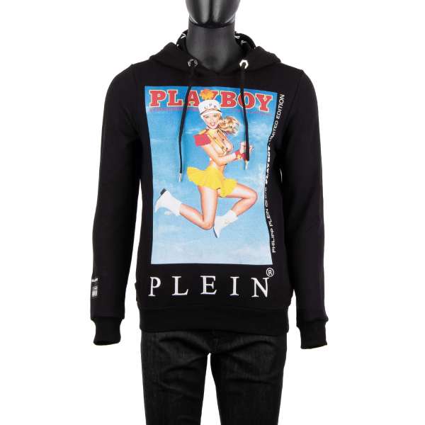 Kapuzenpullover mit Magazin Cover Print von Carly Lauren / College Issue mit Logo Stickerei vorne und mit bedrucktem 'Playboy Plein' Schriftzug auf der Rückseite von PHILIPP PLEIN x PLAYBOY