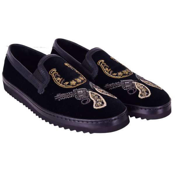 Loafer aus Samt MONDELLO mit Pistolen und Hufeisen Stickerei aus Kupfer und Details aus Leder von DOLCE & GABBANA Black Label