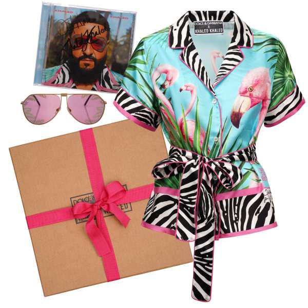 Special Edition DJ Khaled x DG Box mit Flamingo und Zebra Print Seide Bluse mit Gürtel, tropischen Blättern Sonnenbrille und CD in blau und pink von DOLCE & GABBANA 