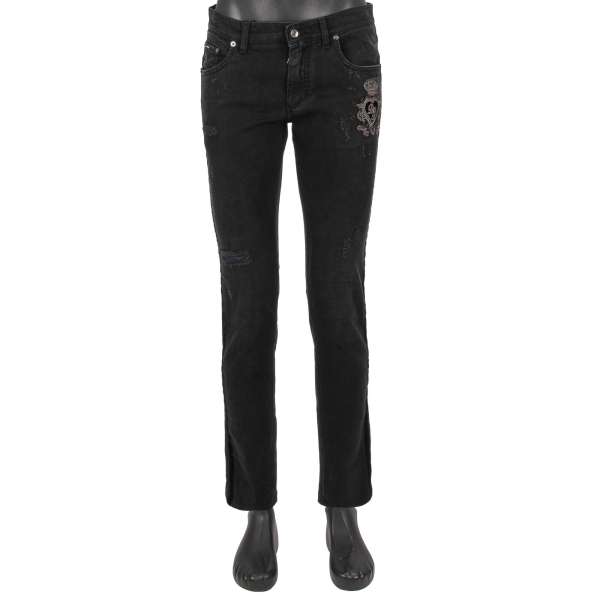 Schmal geschnittene 5-Pockets Jeans SKINNY mit Herz Krone Perlen und Metallfasern Logo Stickerei in schwarz von DOLCE & GABBANA