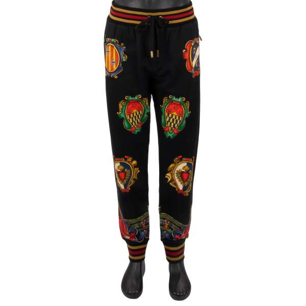 Trainingshose / Jogginghose aus Baumwolle mit Barock Wappen Print, Taschen mit Reißverschluss und elastischer Taille von DOLCE & GABBANA 