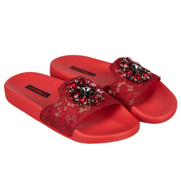 Beachwear Slide Sandalen aus Spitze mit Broschde aus Kristallen von DOLCE & GABBANA