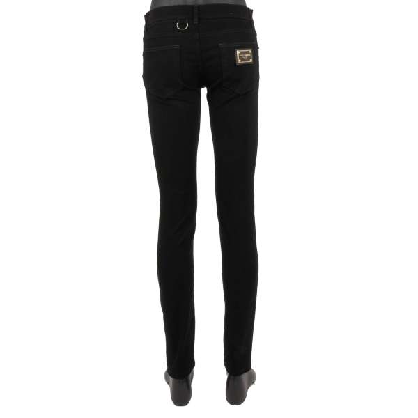 Schmal geschnittene 5-Pockets Jeans SKINNY mit Metall Logo Schild, Perlen Knopf und Ring Elementen in schwarz von DOLCE & GABBANA 