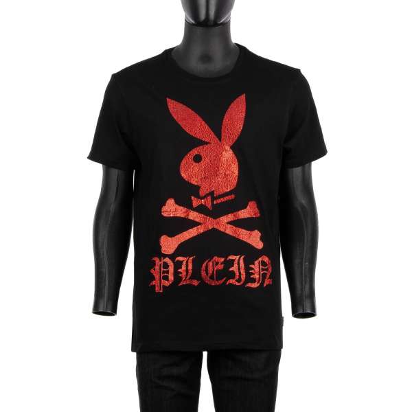 T-Shirt mit großem Bunny Skull Logo und PLEIN Gothic-Stil Schriftzug aus Kristallen in Rot vorne und mit 'Playboy X Plein' Print in Rot auf der Rückseite von PHILIPP PLEIN x PLAYBOY