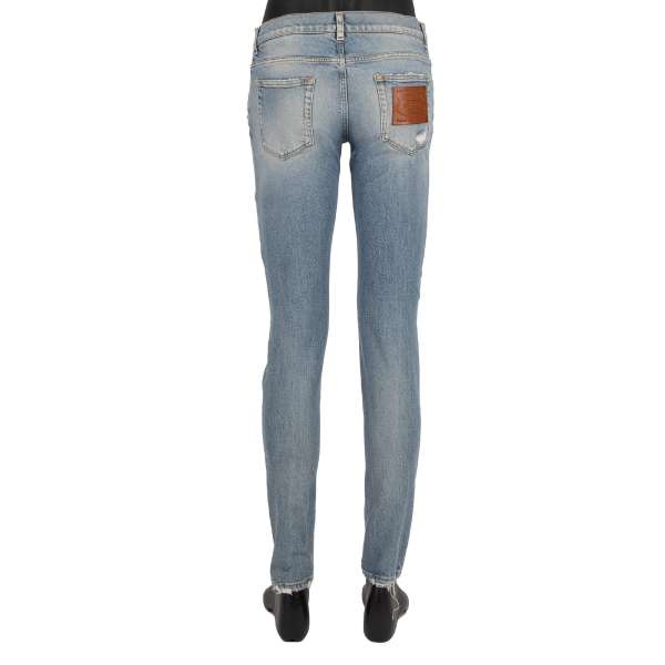 Schmal geschnittene 5-Pockets Distressed Jeans mit Royal Vintage D&G Leder Logo Schild und Logo Patch von DOLCE & GABBANA