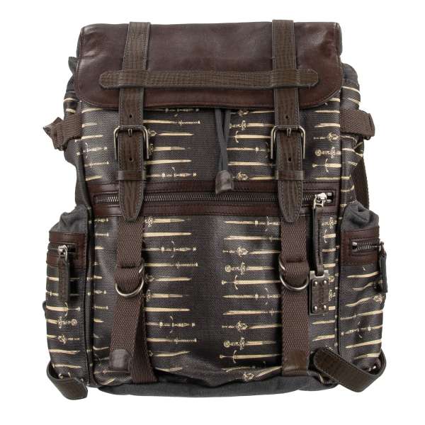 Military Rucksack aus Canvas und Leder mit Schwerter Print, Außentaschen, Logo Anhänger und  Logo Textur von DOLCE & GABBANA