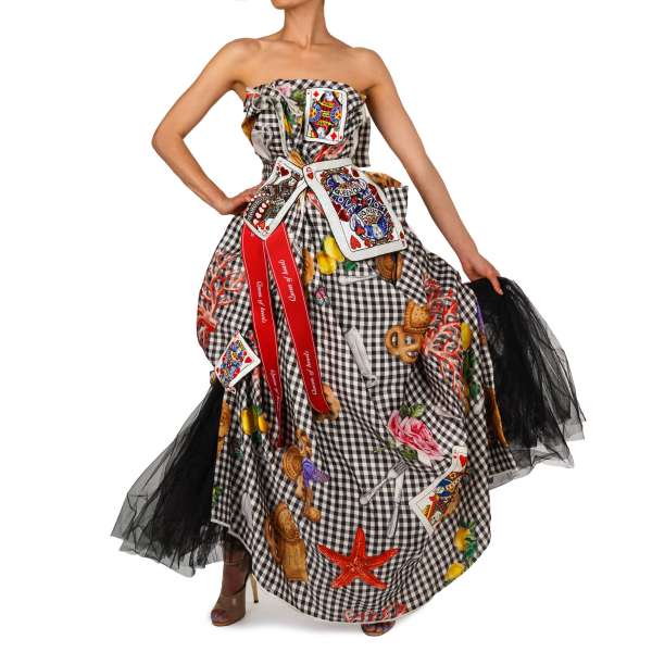 Schulterfreies Queen of Hearts Kleid aus Seide mit Kristallen und Perlen Stickerei, Seide Schleifen, Zitronen, Kuchen und Korallen Print in Weiß, Rot und Schwarz von DOLCE & GABBANA