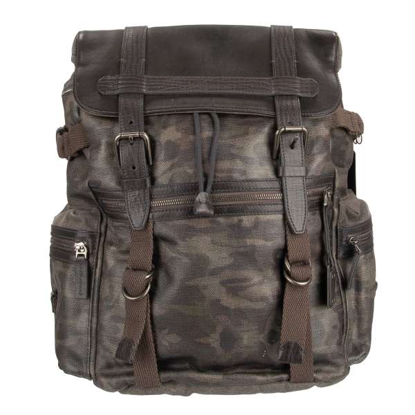 Camouflage Rucksack aus Canvas und Leder im Military Stil mit Außentaschen, Logo Anhänger und  Logo Textur von DOLCE & GABBANA