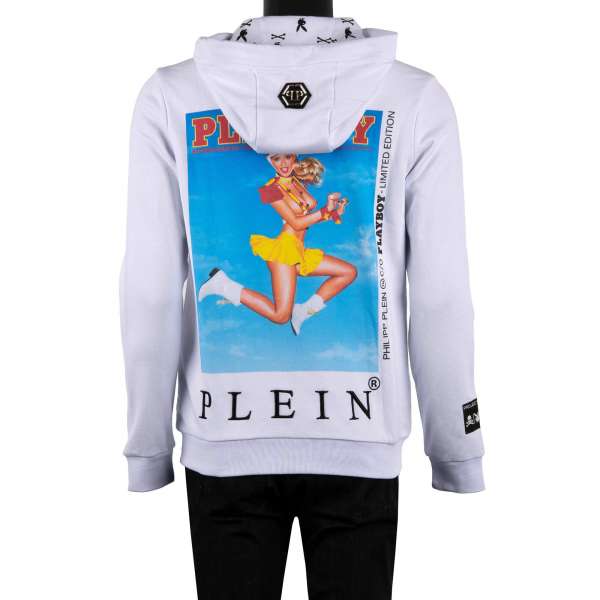 Hoodie Jacke mit Magazin Cover Print von Carly Lauren / College Issue mit Logo Stickerei auf der Rückseite und mit Playboy Plein Logo Stickerei vorne von PHILIPP PLEIN x PLAYBOY