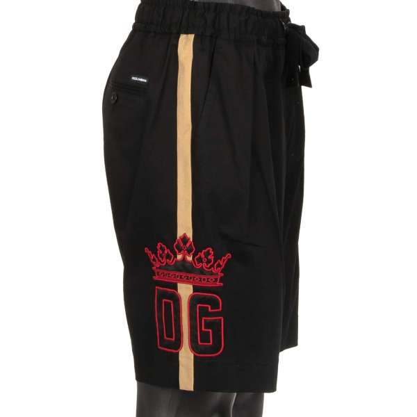 Sweatshorts / Bermuda Shorts aus Baumwolle mit Kontrast-Streifen, DG Logo Krone Patch, Taschen und Senkel Verschluss von DOLCE & GABBANA 