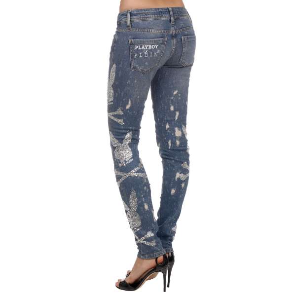 Slim Fit Jeans im Distressed Design mit großen Playboy Plein Logo aus Kristallen und besticktem Playboy X Plein Schriftzug hinten von PHILIPP PLEIN x PLAYBOY