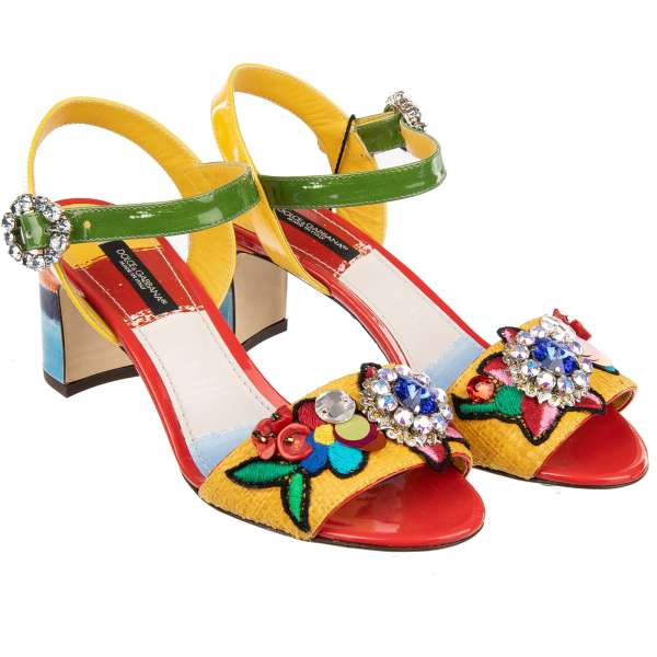 Beschmückte Sandalen KEIRA aus Lackleder mit Raffia, Kristallen Brosche und Stickerei in Rot, Gelb, Grün und Blau von DOLCE & GABBANA 