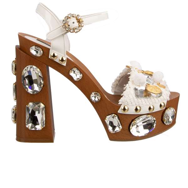 Beschmückte Sandalen ARAGONA aus Lackleder, Holz und Raffia mit Kristallen und Maria Messing Anhänger in Weiß von DOLCE & GABBANA 