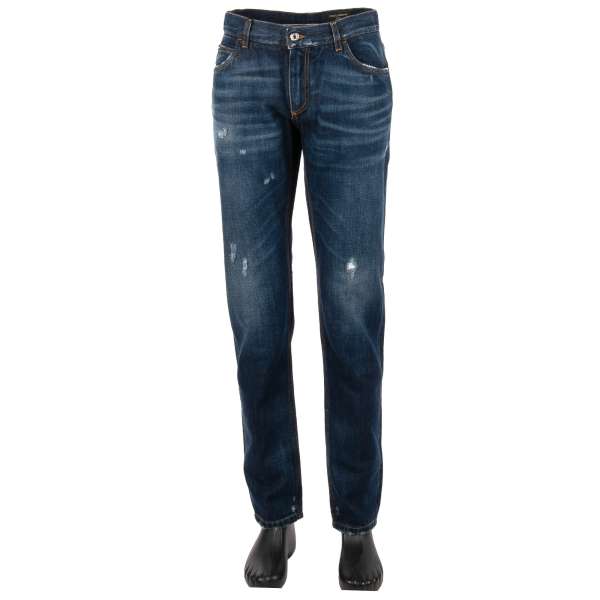 Schmal geschnittene distressed 5-Pockets Jeans MARTINI mit silbernem Logo Schild aus Metall und Logo Sticker von DOLCE & GABBANA 